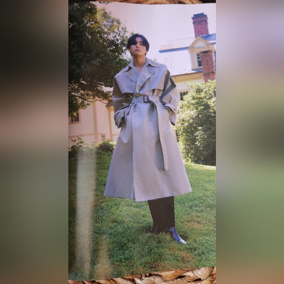 Limited Edition Vogue Korea Magazine with V of BTS cover - Picture 2 of 2